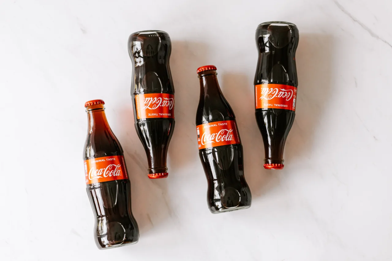 Coca-Cola vai diminuir tamanho das embalagens para enfrentar inflação e queda no consumo