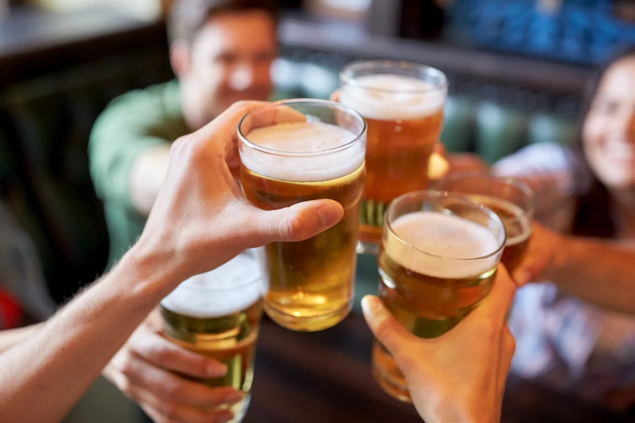 Brasileiros diminuem consumo de álcool e jovens da geração Z são os que menos bebem