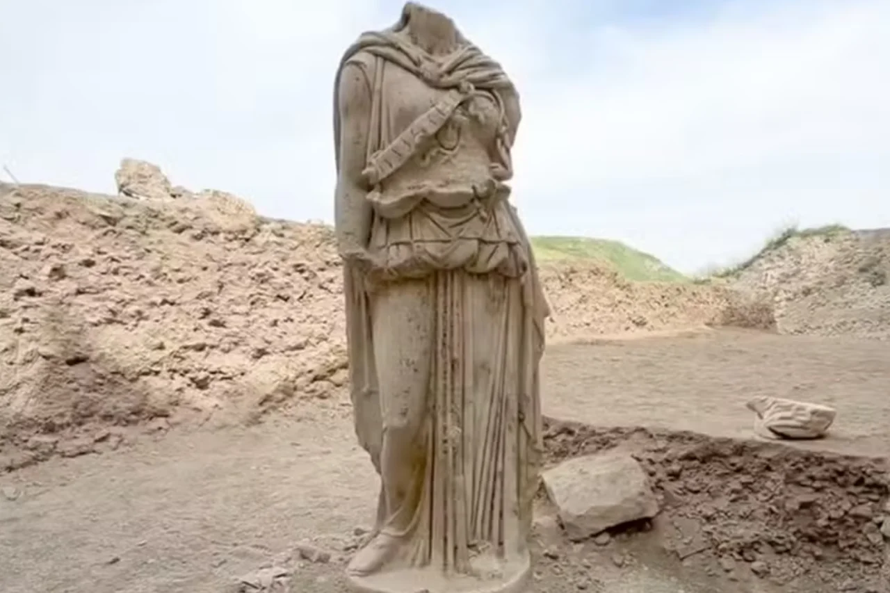 Estátua de Atena de 2 metros é encontrada em teatro milenar na Turquia