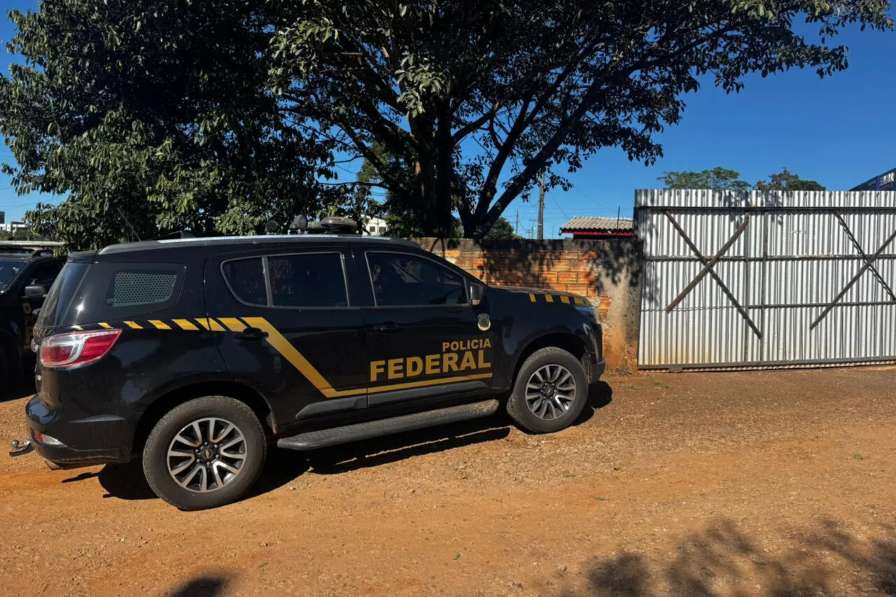 Argentina e filha de 3 anos são resgatadas pela PF em operação de combate a exploração sexual 3 Durante a operação, a mulher, de nacionalidade argentina foi resgatada, bem como sua filha menor que era mantida em cárcere privado, longe do contato com a mãe