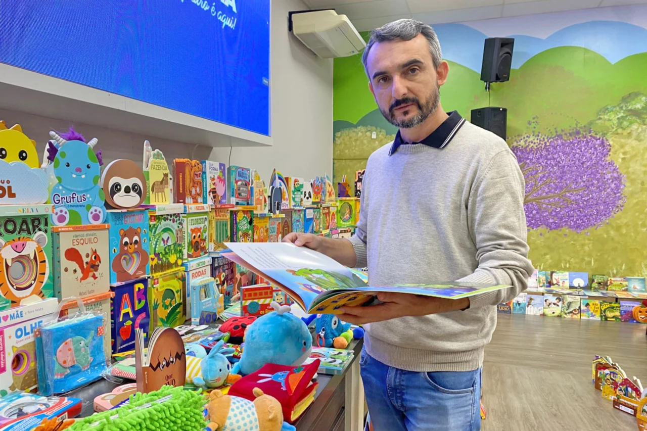 Novo acervo liter&aacute;rio refor&ccedil;a ProLei e Alfabetiza SC, alinhado &agrave; BNCC, beneficiando Educa&ccedil;&atilde;o Infantil e Fundamental da rede municipal