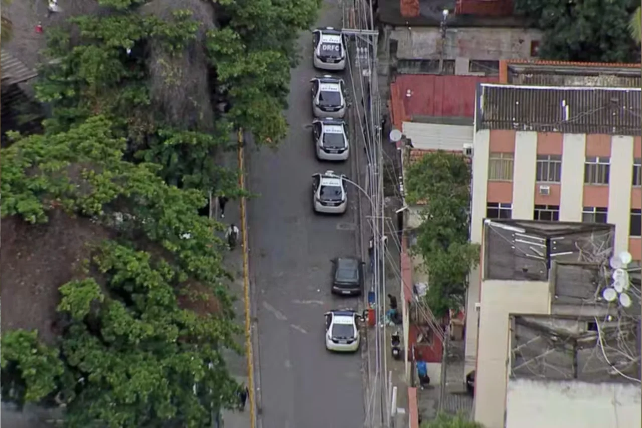 Polícia encontra estrutura de mineração de criptomoedas em área dominada pelo Comando Vermelho no Rio 3 Polícia encontra estrutura de mineração de criptomoedas em área dominada pelo Comando Vermelho no Rio