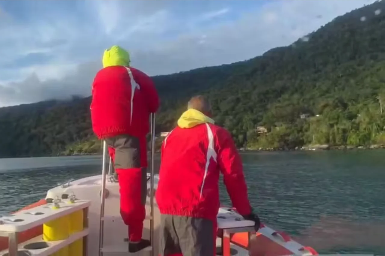 Bombeiros e Marinha procuram casal desaparecido após passeio de moto aquática em Ilhabela 3 Bombeiros e Marinha procuram casal desaparecido após passeio de moto aquática em Ilhabela