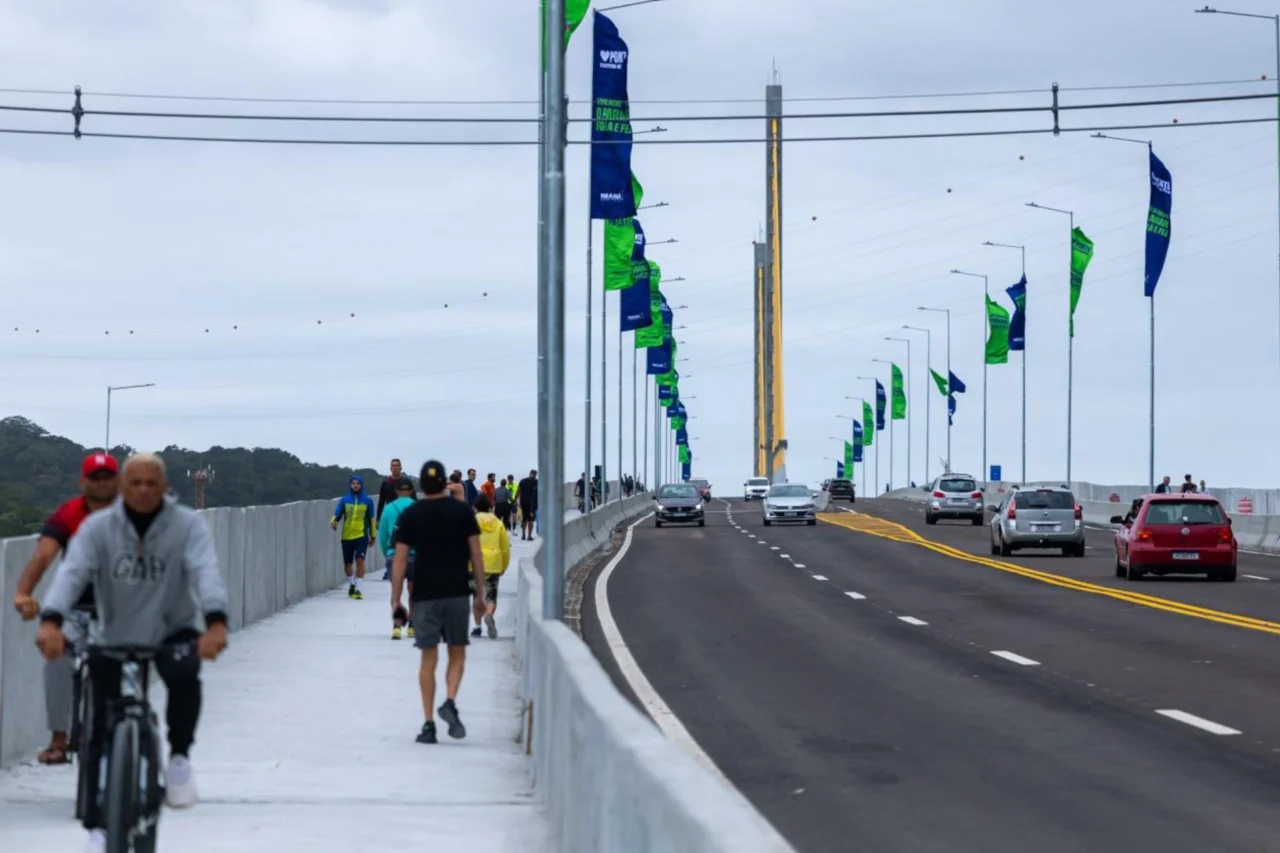 O Governo do Paraná publicou nova portaria com regras mais rígidas para circulação de veículos de carga na Ponte de Guaratuba. Medida inclui limites de peso, eixos e comprimento, além de fiscalização permanente.