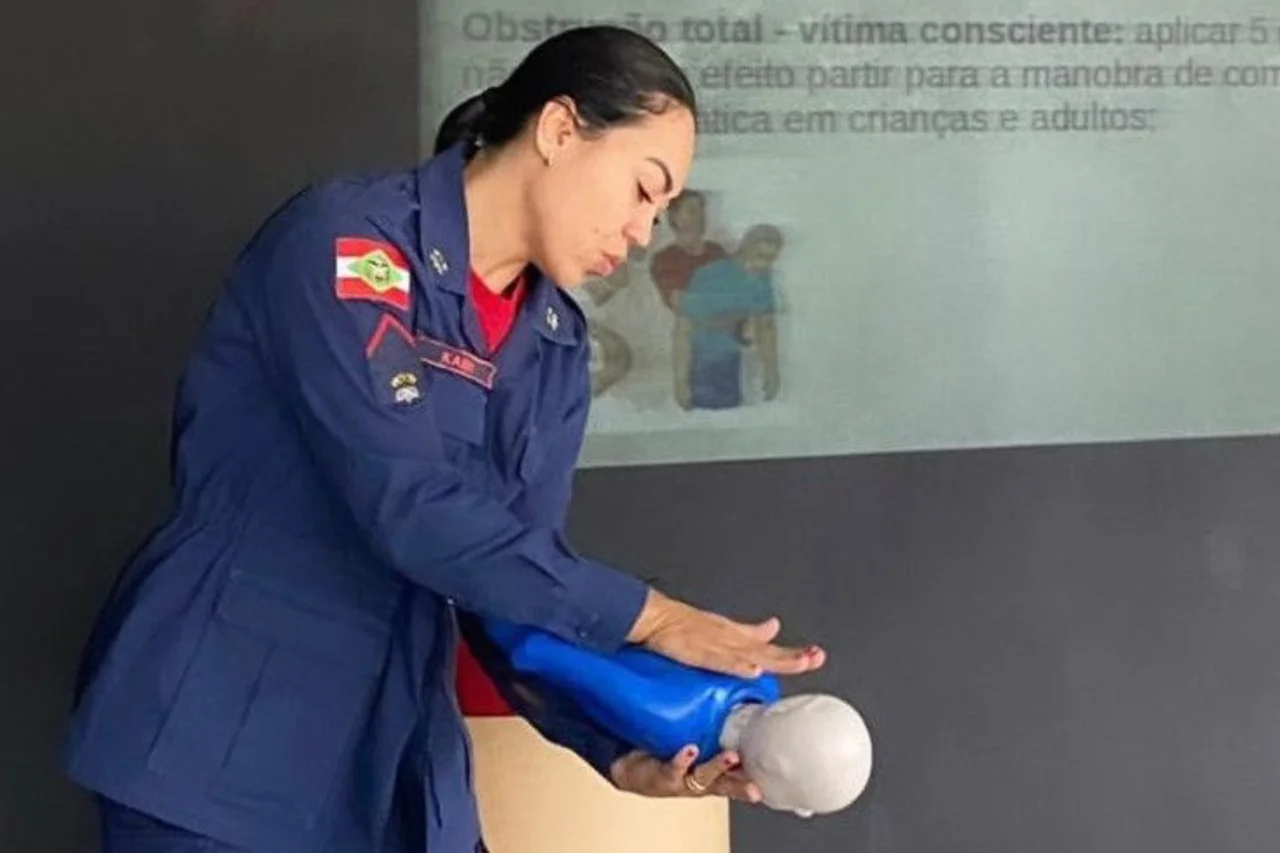O Corpo de Bombeiros Militar de Santa Catarina intensifica nesta semana a Operação Maternar, com orientações gratuitas sobre primeiros socorros e prevenção de engasgos em bebês e crianças.
