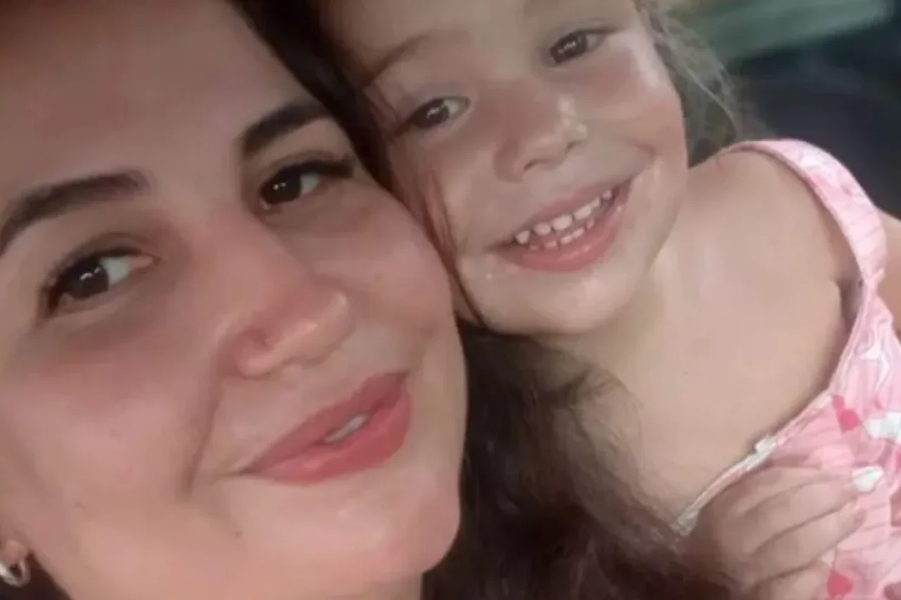 Uma mulher e a filha de 3 anos morreram após um veículo cair no Rio Paraná, em Porto Rico. Um terceiro ocupante conseguiu sobreviver. O caso é investigado pela polícia.