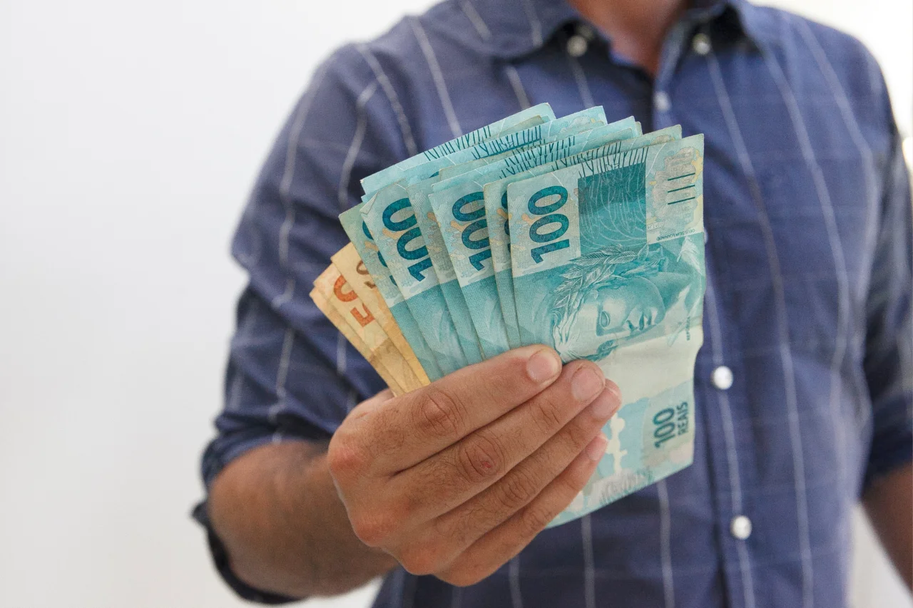 Novo Desenrola Brasil altera regras do crédito consignado para aposentados do INSS, reduz margem de comprometimento e permite saque do FGTS para renegociação de dívidas.