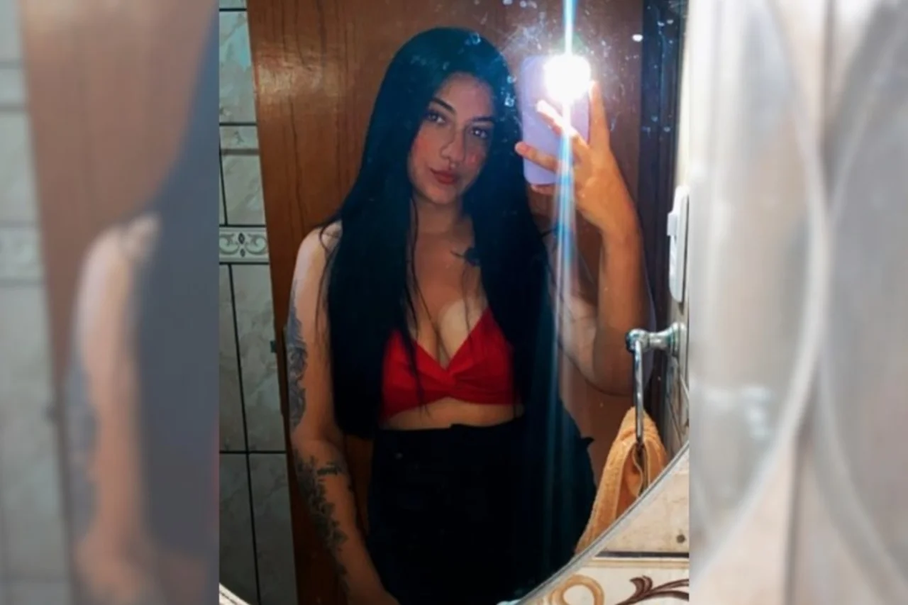 Uma mulher de 26 anos foi morta a tiros dentro de casa, na frente dos quatro filhos, em Sertanópolis, no norte do Paraná. O caso é investigado pela Polícia Civil.