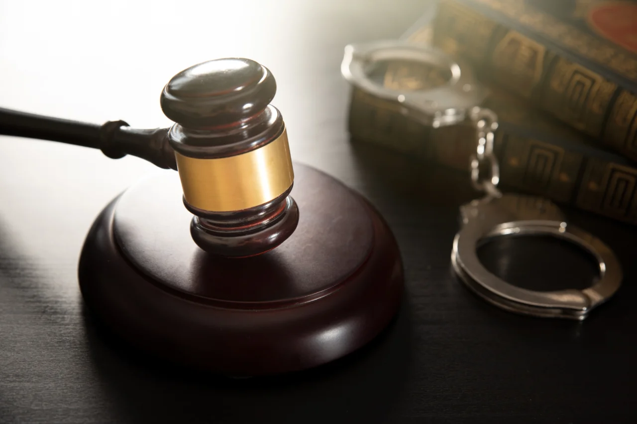 Entrou em vigor nesta segunda-feira a nova legislação que endurece penas para crimes como furto, roubo, receptação, estelionato e golpes virtuais. Mudanças já valem em todo o Brasil.