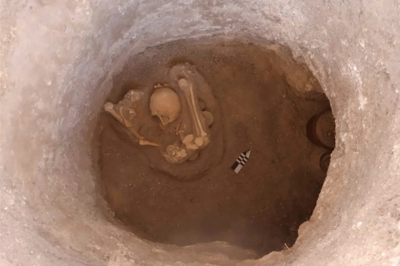 Arqueólogos encontram sepulturas de 1.500 anos e dezenas de artefatos em antiga cidade do México 3 helo 2 3