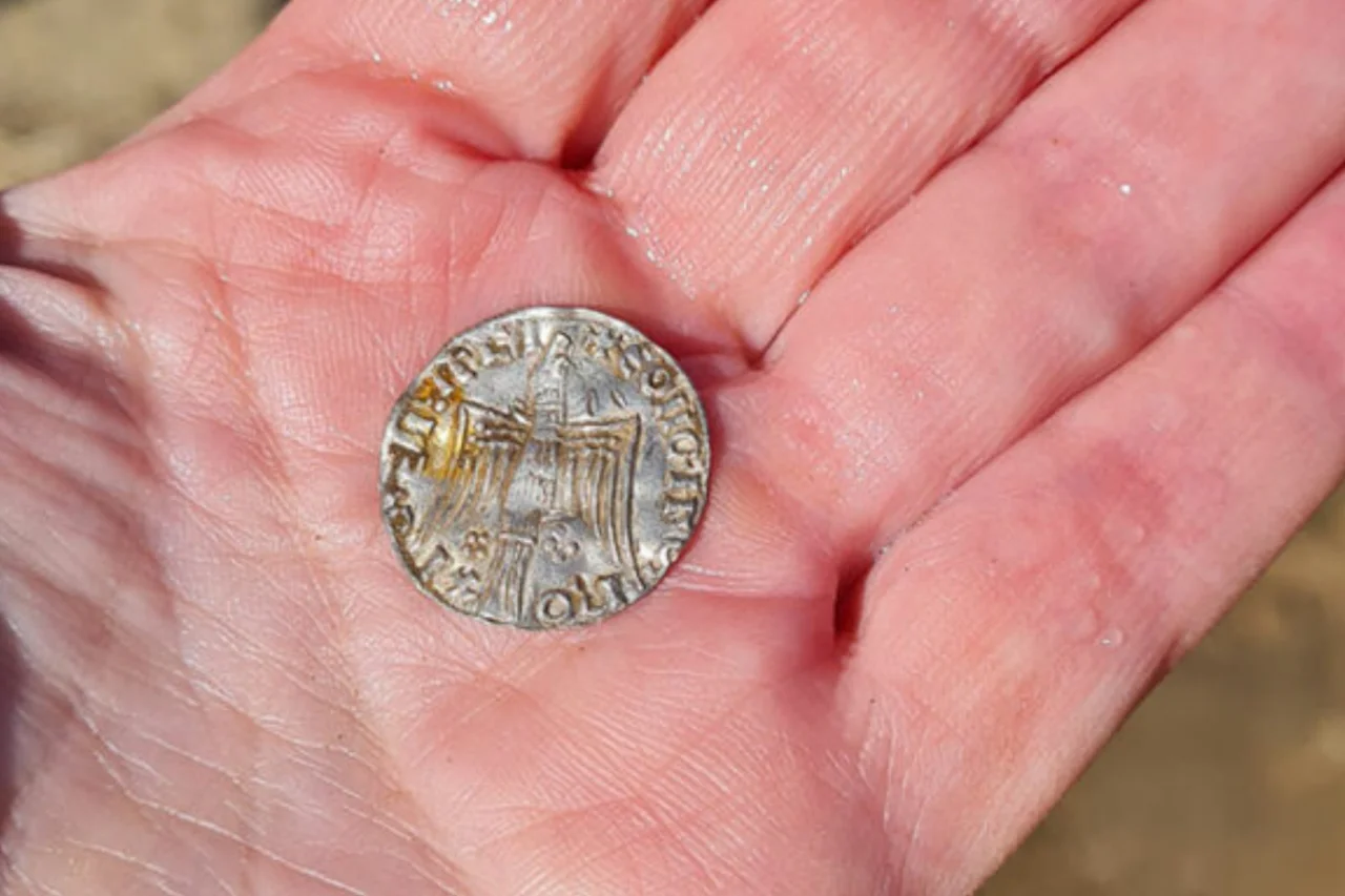 Tesouro com quase 5 mil moedas de prata é encontrado enterrado em campo na Noruega 3 Tesouro com quase 5 mil moedas de prata é encontrado enterrado em campo na Noruega