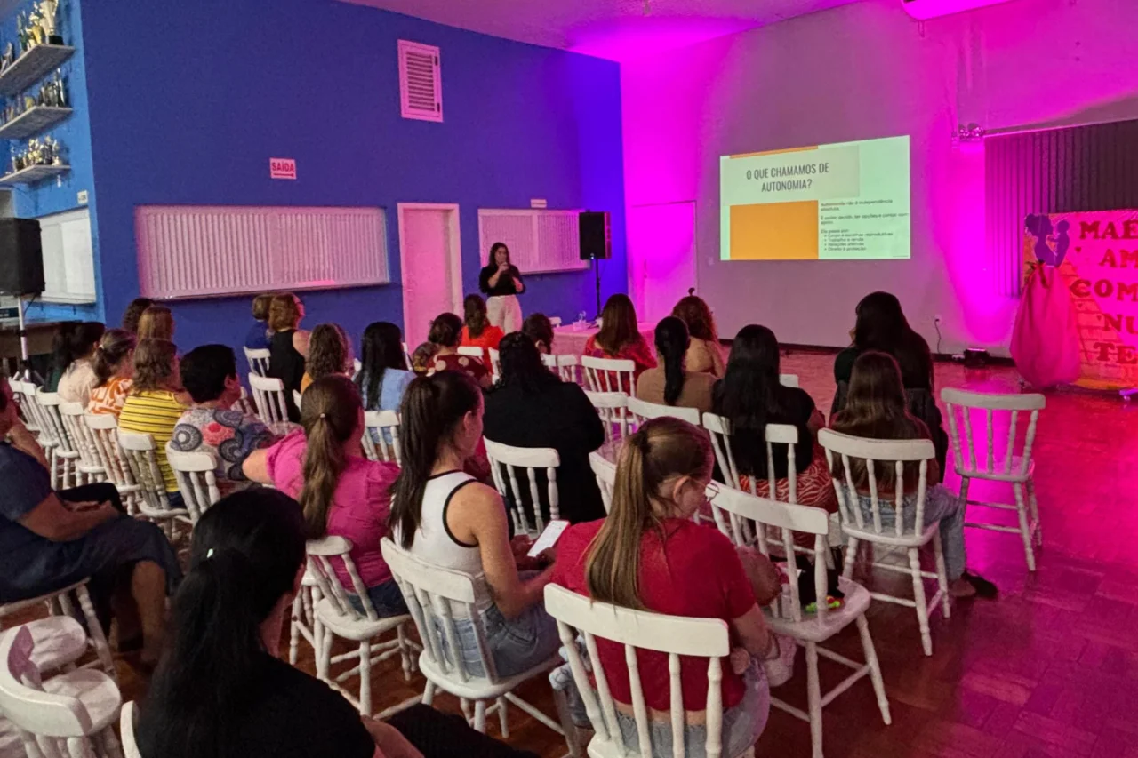 Semin&aacute;rio sobre autonomia feminina e maternidade re&uacute;ne mulheres e fam&iacute;lias em Cedro