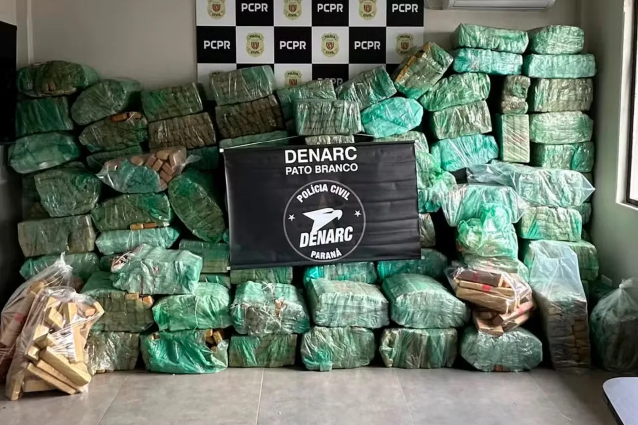 Polícia apreende quase 2,4 toneladas de maconha escondidas em carga de milho no Paraná 1 Polícia apreende quase 2,4 toneladas de maconha escondidas em carga de milho no Paraná