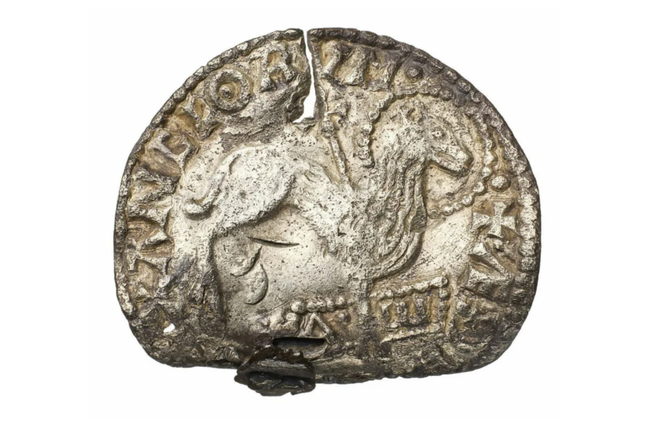 Moedas criadas para proteger a Inglaterra dos vikings reaparecem mil anos depois na Dinamarca