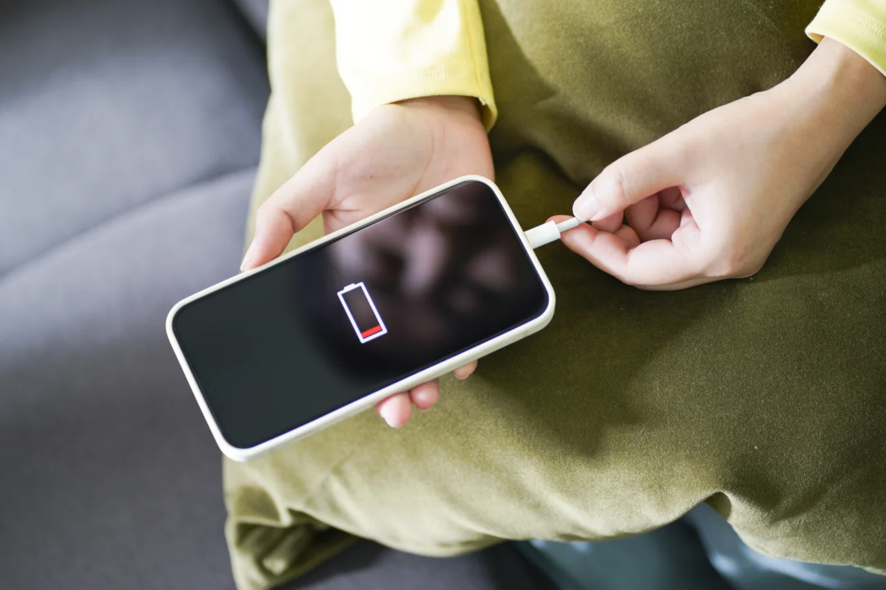 Celular não carrega? Entrada USB pode ser a causa e alguns testes ajudam a identificar o problema
