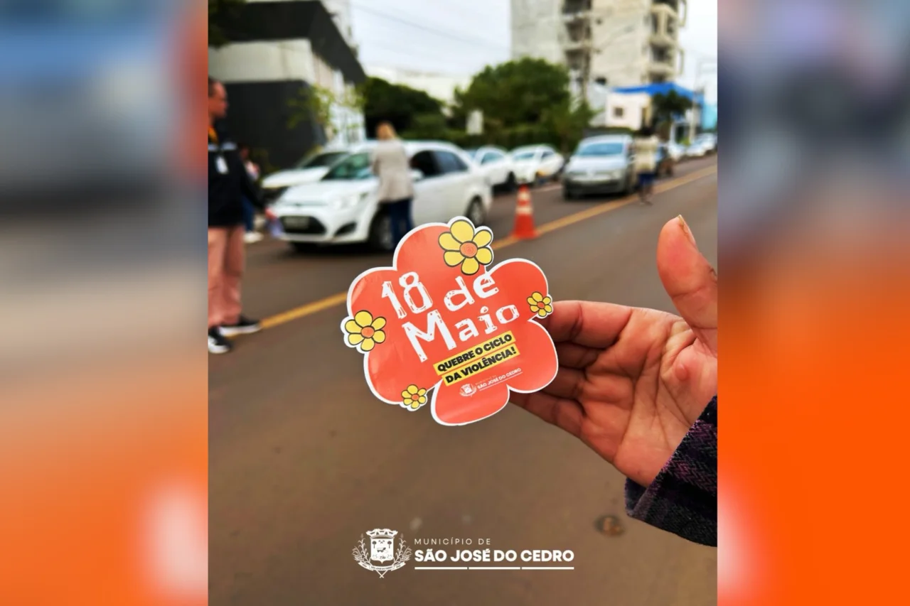 São José do Cedro realiza adesivaço e pedágio educativo durante campanha Maio Laranja 3 São José do Cedro realiza adesivaço e pedágio educativo durante campanha Maio Laranja