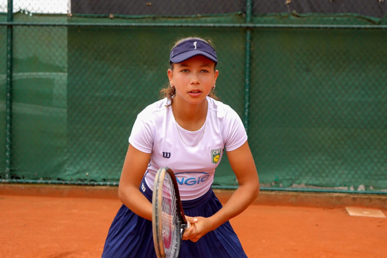 Tenista paranaense de 13 anos garante vaga em Roland Garros e Wimbledon juvenis de 2026