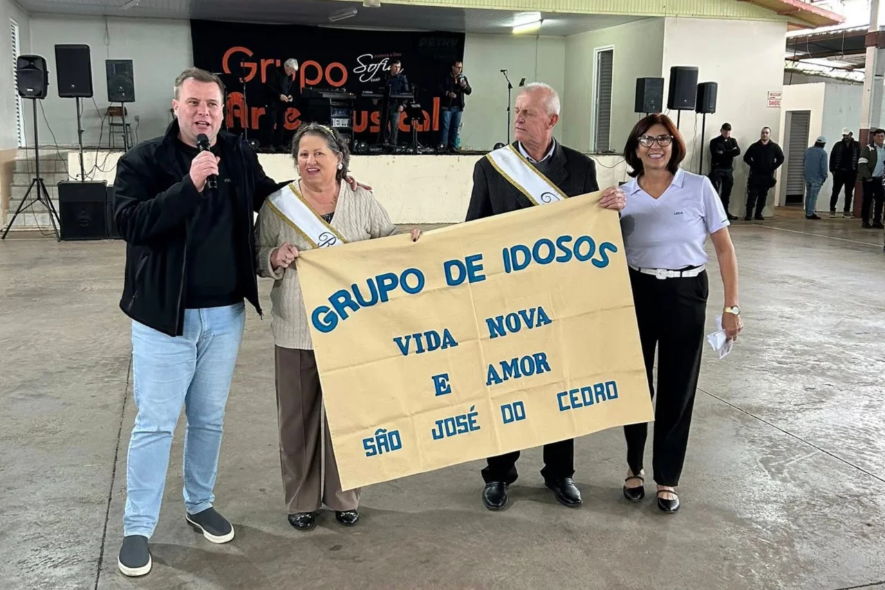 Almoço e matinê em homenagem ao Dia das Mães reuniram grupos de idosos de São José do Cedro, municípios da região e cidades do Paraná