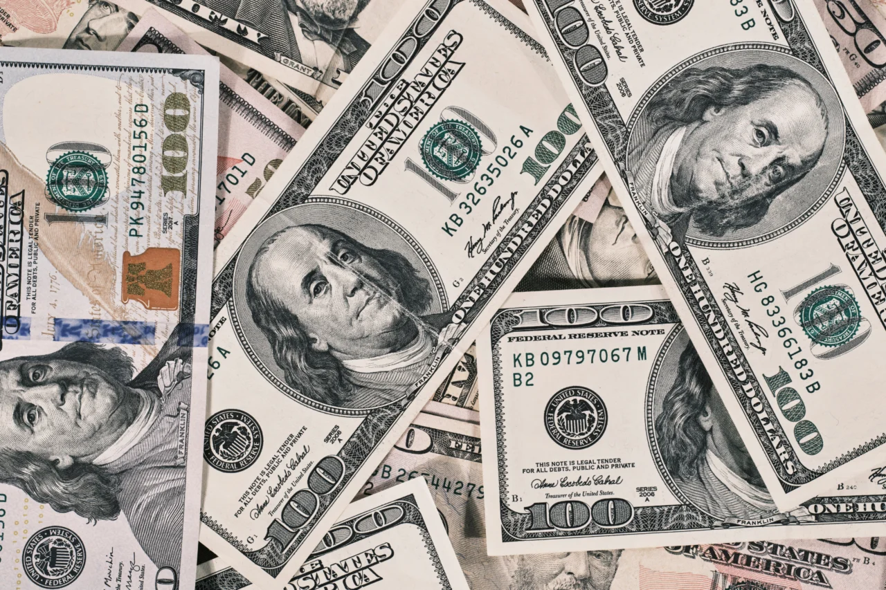 Dólar fecha a R$ 5,03 com redução das tensões no Oriente Médio; Bolsa recua 0,39%