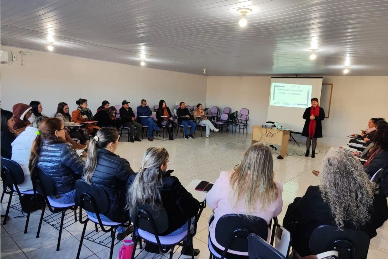 Profissionais de diferentes setores participaram de forma&ccedil;&atilde;o da Rede de Prote&ccedil;&atilde;o para fortalecer a articula&ccedil;&atilde;o entre servi&ccedil;os e institui&ccedil;&otilde;es