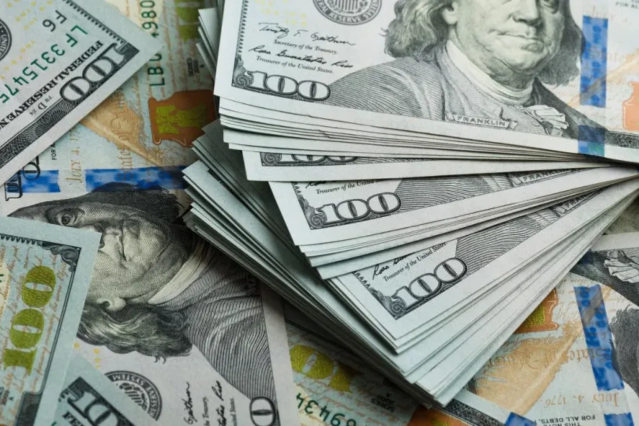 Dólar volta a ficar abaixo de R$ 5 e bolsa brasileira fecha em alta após reação do mercado