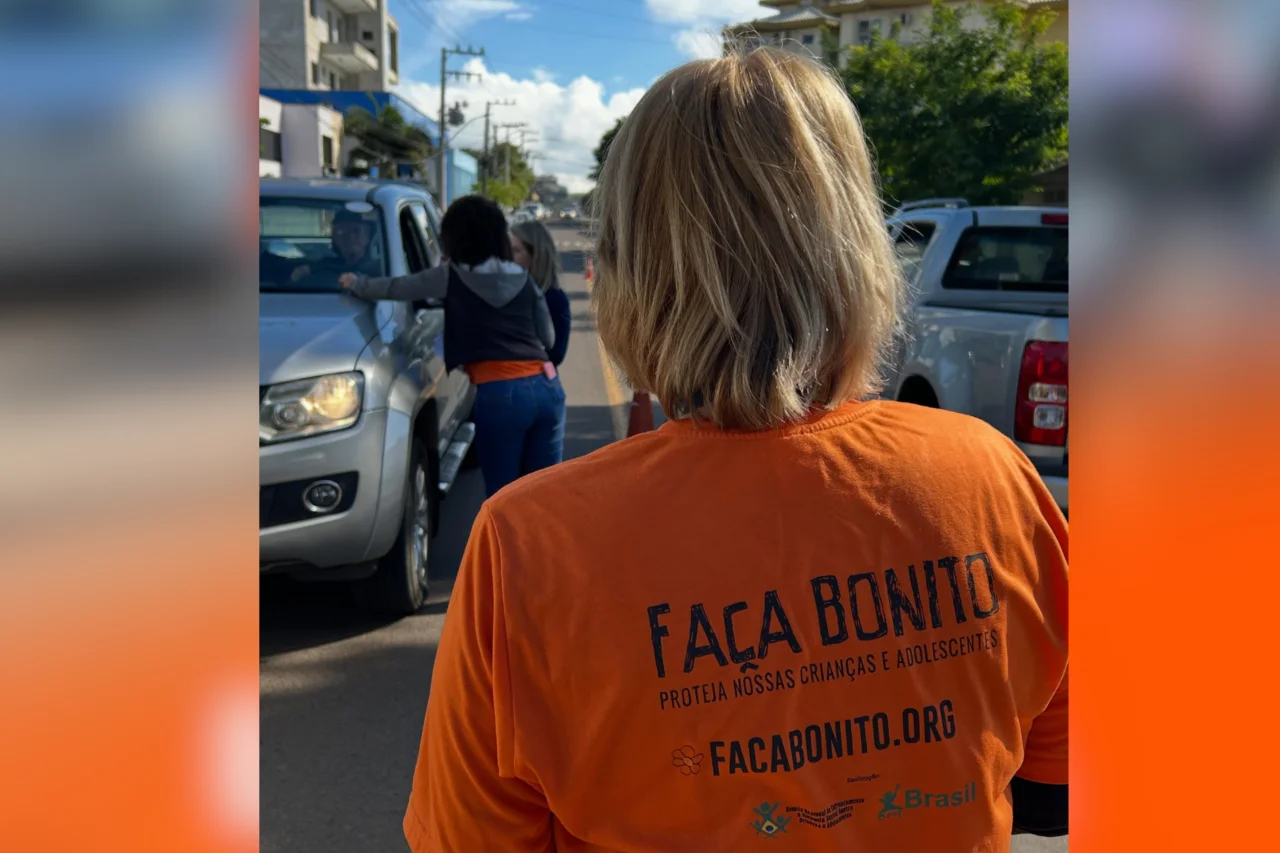 São José do Cedro realiza adesivaço e pedágio educativo durante campanha Maio Laranja 6 São José do Cedro realiza adesivaço e pedágio educativo durante campanha Maio Laranja