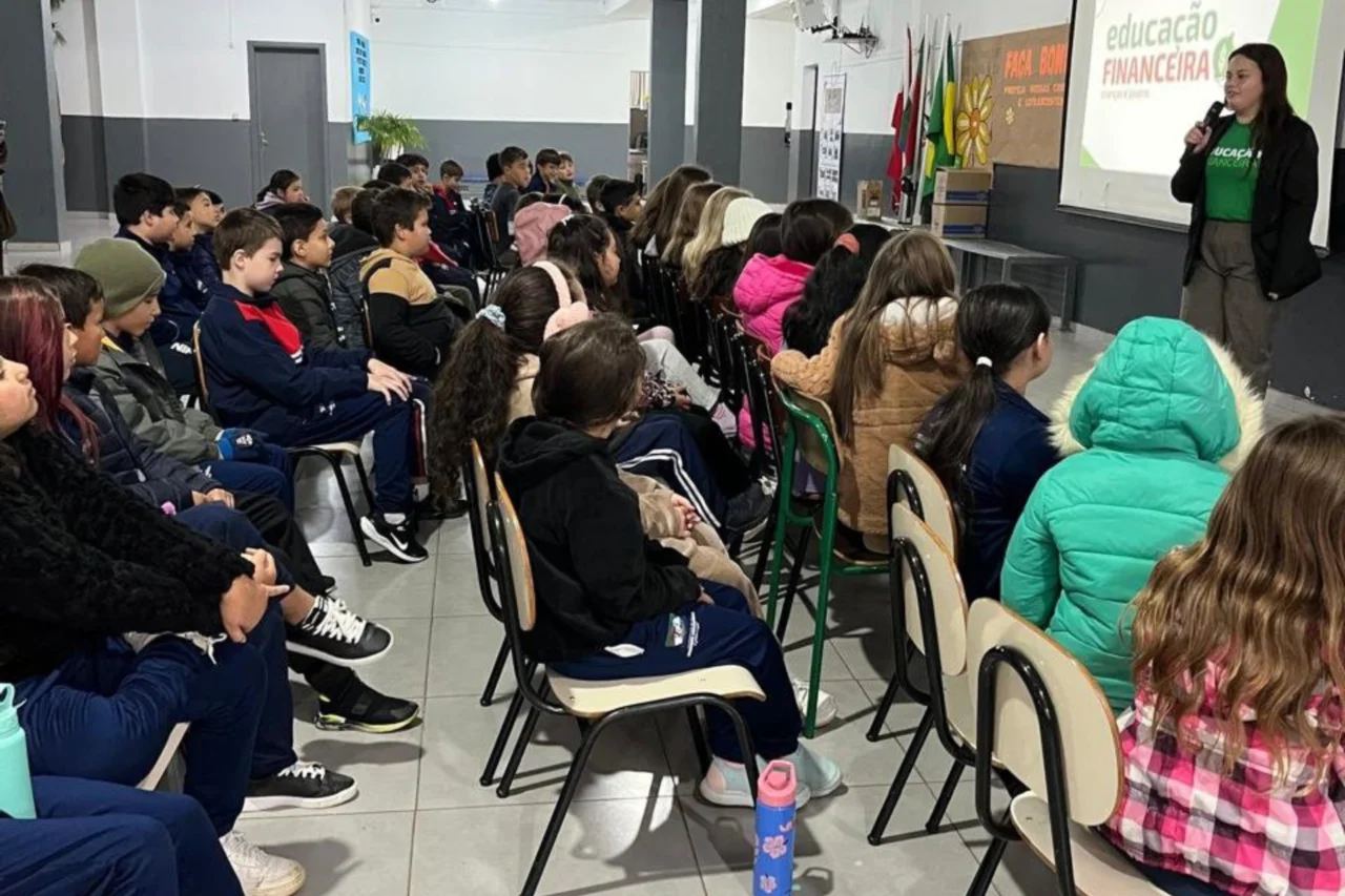 Alunos da Escola Castro Alves participam de palestra sobre educação financeira 3 Alunos da Escola Castro Alves participam de palestra sobre educação financeira