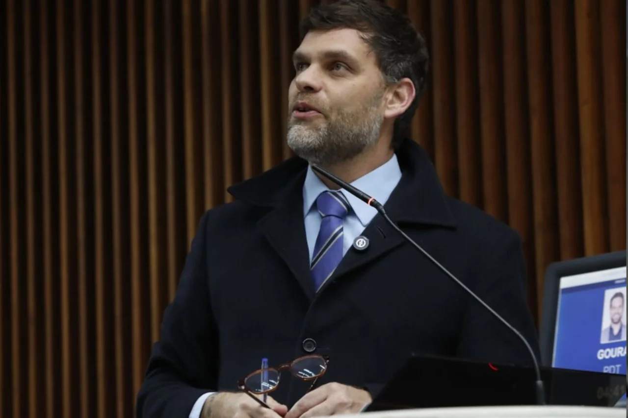 Assembleia do Paraná aprova projeto que cria o Dia dos Pais e Mães Surdos no calendário oficial do Estado 11 Assembleia do Paraná aprova projeto que cria o Dia dos Pais e Mães Surdos no calendário oficial do Estado