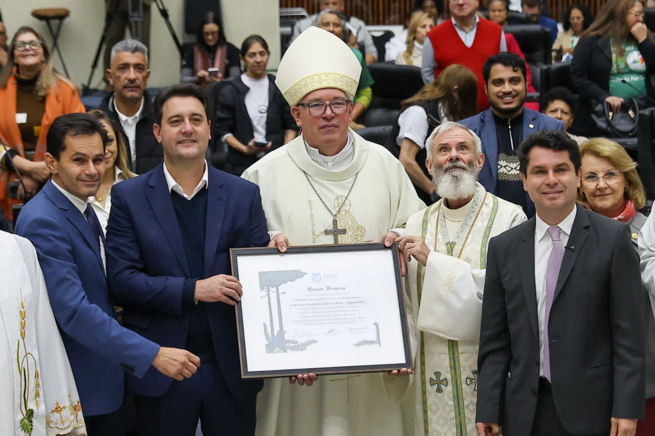 Ratinho Junior participa de homenagem da Alep à Igreja Católica e destaca atuação social no Paraná