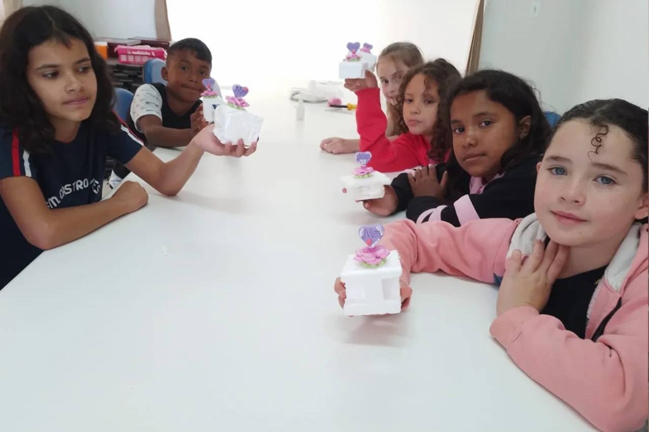Crianças atendidas pelo CRAS Centro de Dionísio Cerqueira participaram de atividade de artesanato em homenagem ao Dia das Mães