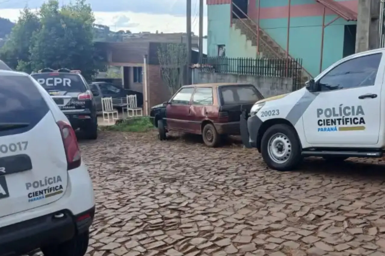 Homem é morto a facadas após desentendimento familiar em Marmeleiro 4 O autor do crime seria um homem de 26 anos, que foi preso em flagrante. A investigação apura o histórico de desentendimento entre os dois homens e a motivação do crime