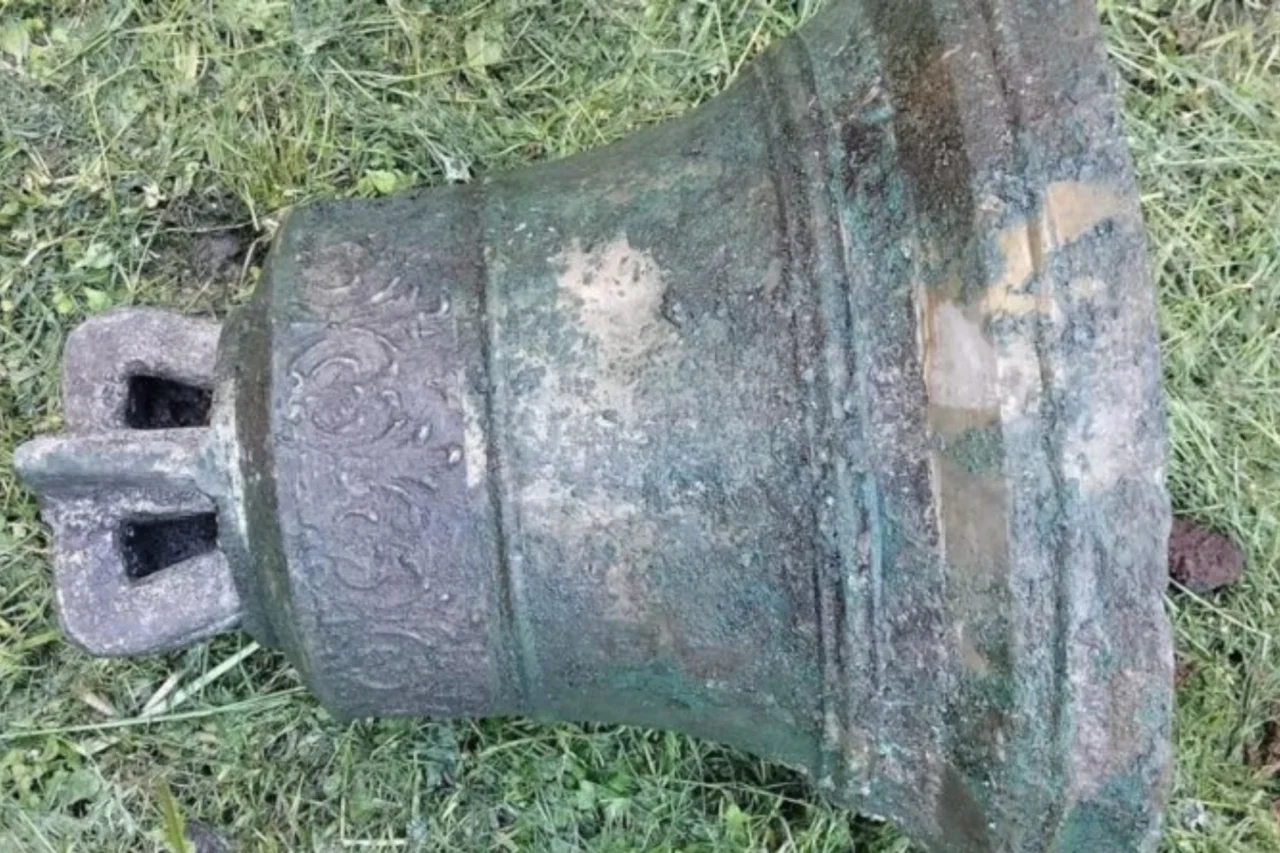 Sino de igreja é encontrado enterrado durante obra em estrada no leste da Polônia