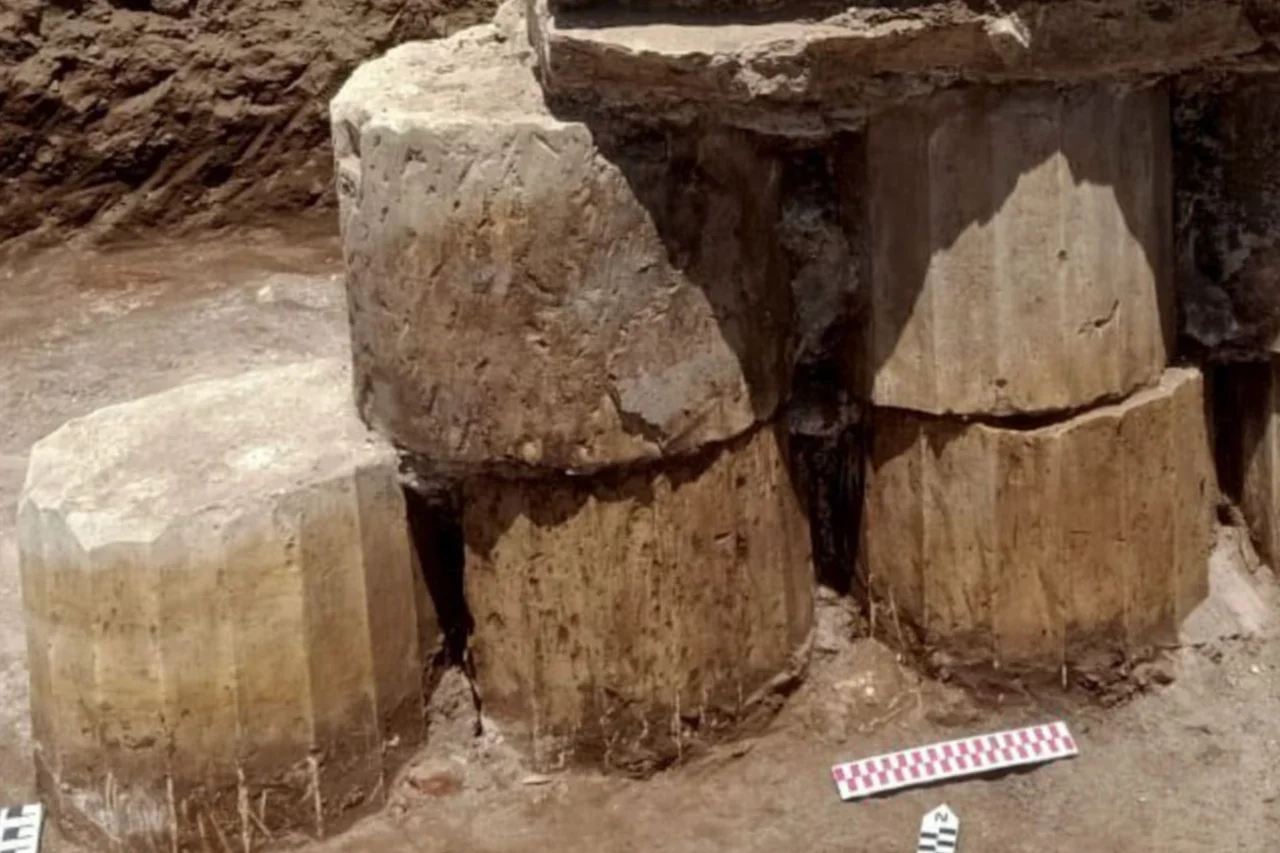 Descoberta no Egito revela bloco com nome de faraó e vestígios de diferentes civilizações