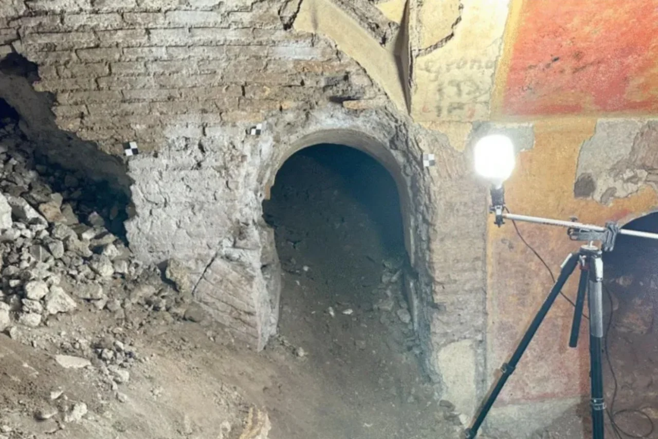 Estudantes ajudam a revelar casa romana de 1.800 anos sob escola perto do Coliseu