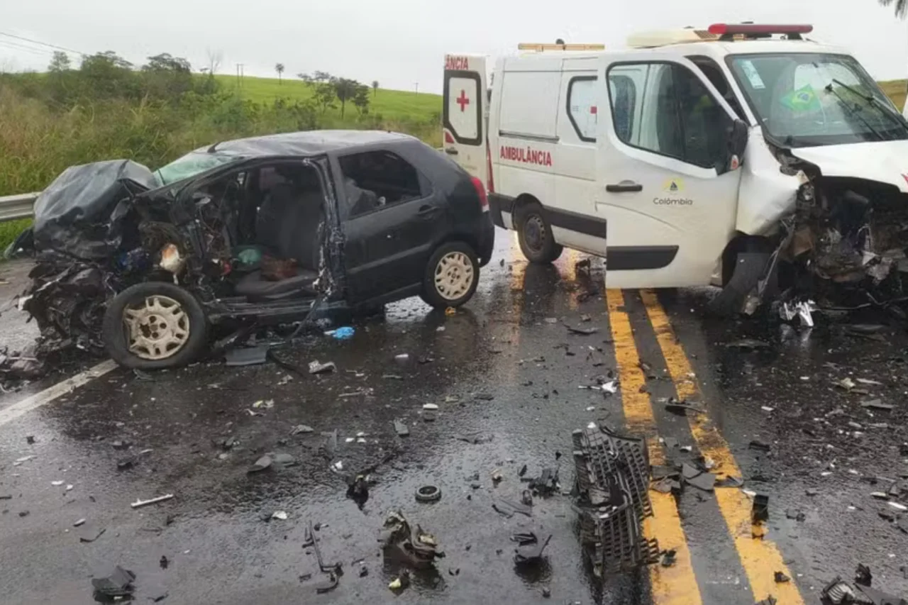 Motorista morre em colisão frontal entre carro e ambulância na SP-425