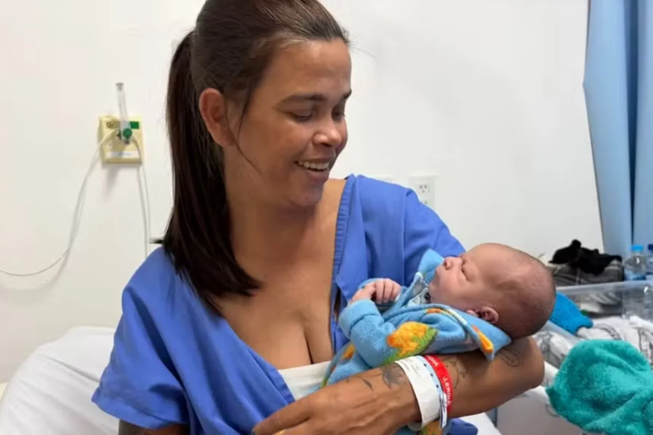 Mulher vai ao hospital com suspeita de pedra nos rins e descobre gravidez durante o parto