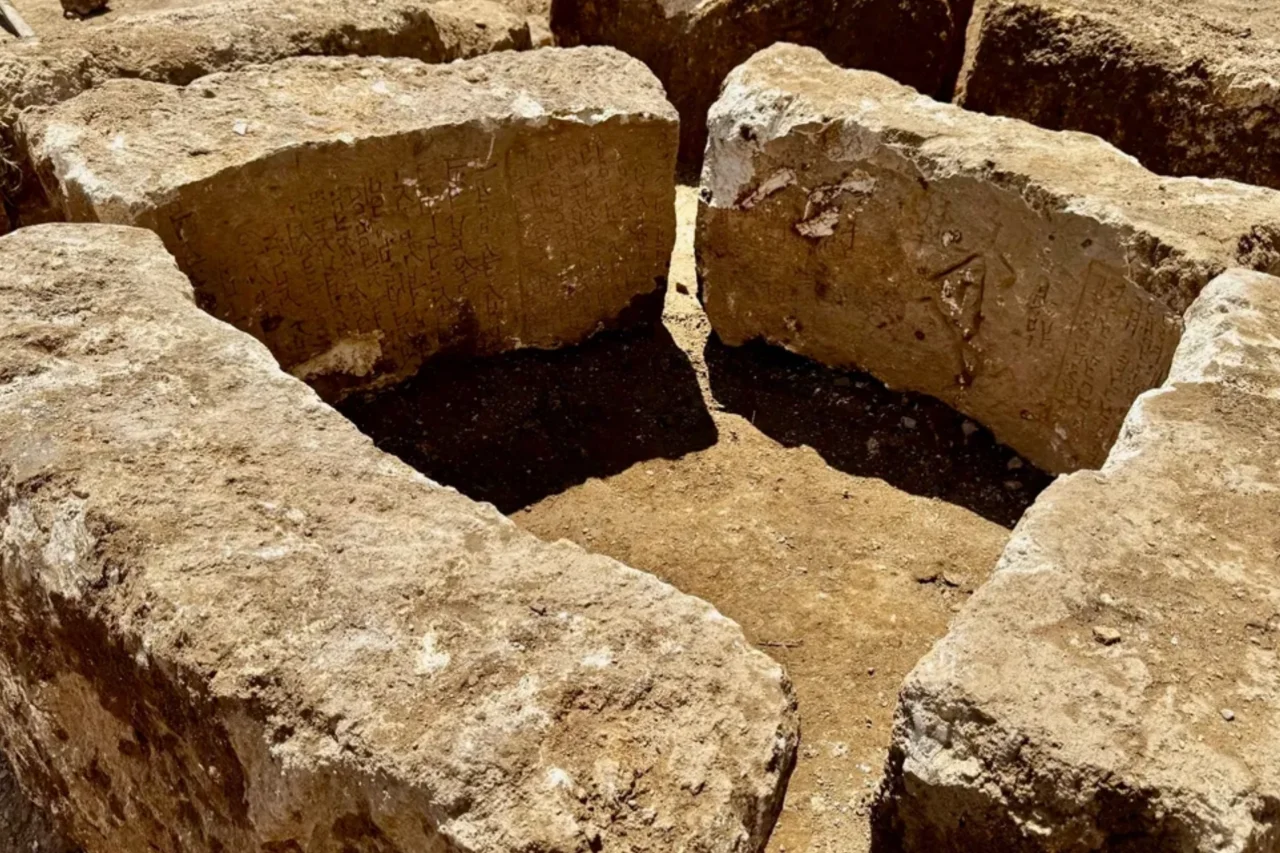 Inscrição siríaca do ano 722 é encontrada em pedras na Turquia; VEJA FOTOS 38 helo 5 4