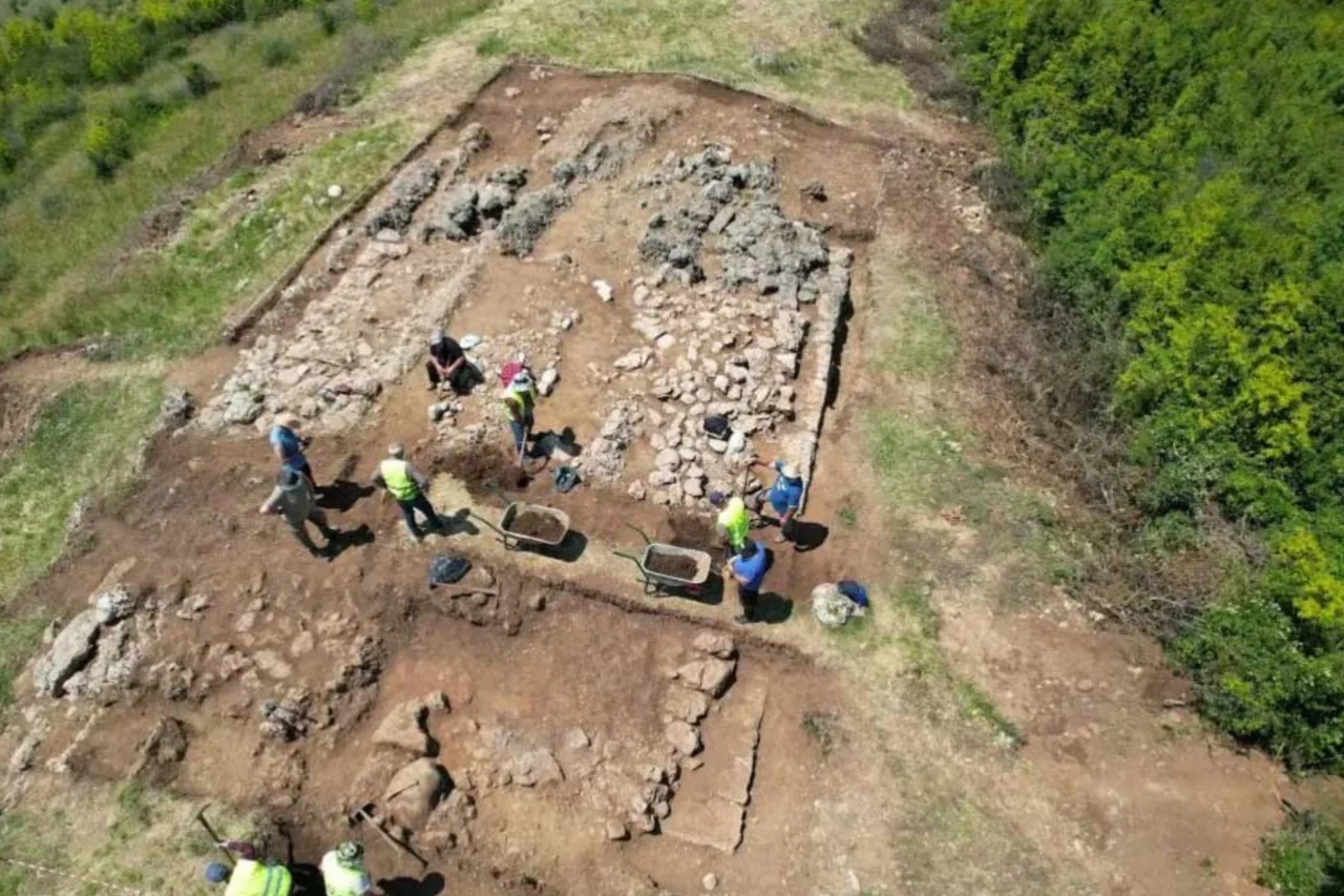 Escavação revela possível templo em estilo grego no alto de antiga cidade da Albânia 1 Escavação revela possível templo em estilo grego no alto de antiga cidade da Albânia