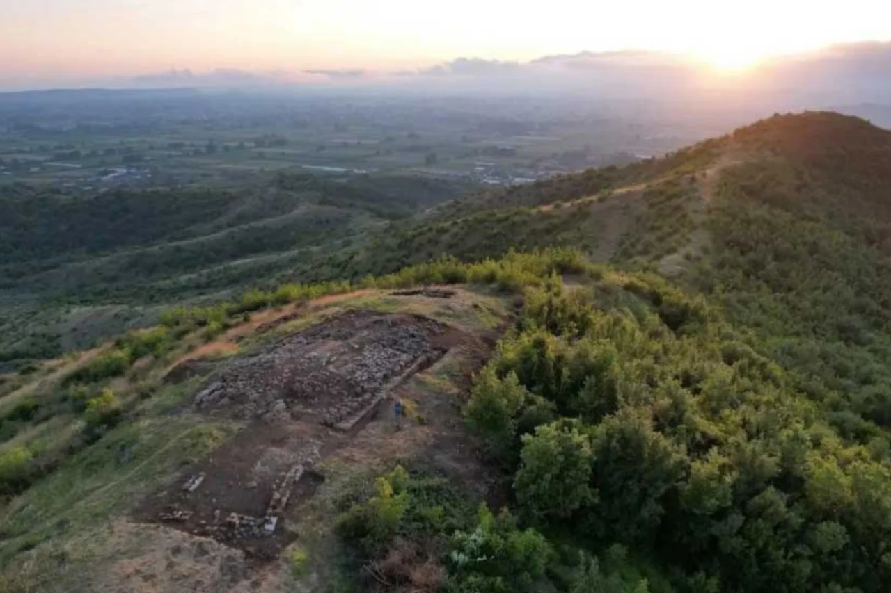 Escavação revela possível templo em estilo grego no alto de antiga cidade da Albânia 3 Escavação revela possível templo em estilo grego no alto de antiga cidade da Albânia