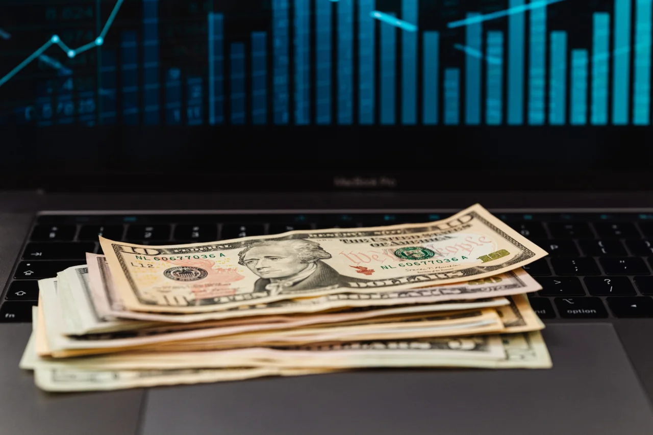Dólar recua com atuação do Banco Central e ajuste após avanço de 2% na semana 22 Dólar recua com atuação do Banco Central e ajuste após avanço de 2% na semana