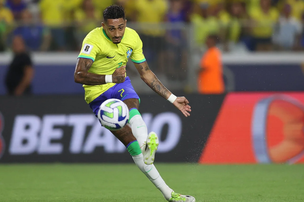 Lesão muscular tira Raphinha do jogo contra a Escócia na Copa do Mundo