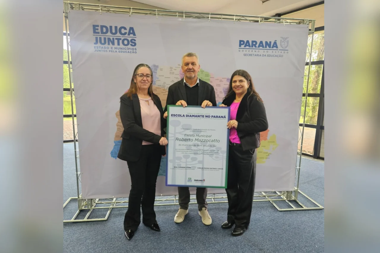 Escola Roberto Mazzocatto é reconhecida com Prêmio Alfabetiza Juntos por desempenho no Paraná 3 A Escola Municipal Roberto Mazzocatto recebeu o prêmio reconhecimento pelos excelentes resultados alcançados no Índice de Alfabetização do Paraná
