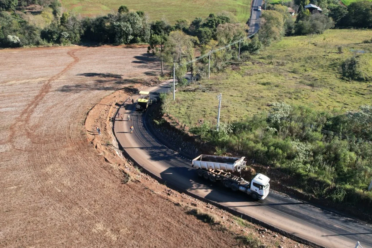 Prefeitura iniciou a segunda etapa da pavimenta&ccedil;&atilde;o asf&aacute;ltica entre a cidade e o distrito de Jorge Lacerda, com investimento de R$ 5,29 milh&otilde;es