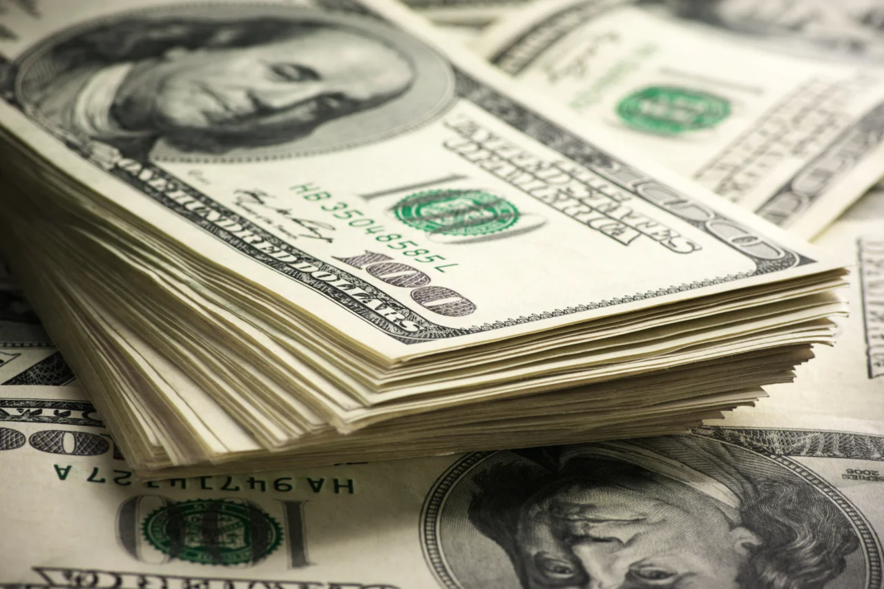 Dólar caiu 0,37% e o Ibovespa subiu 0,87% após dados de inflação e declarações do Banco Central sobre a condução da taxa Selic