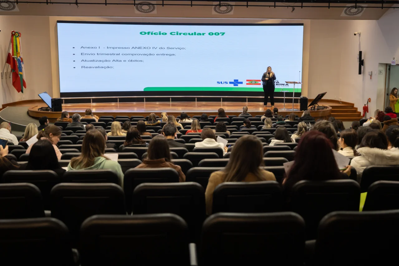 Seminário em Santa Catarina debate atendimento a pessoas com estomia e doenças crônicas 4 Seminário realizado na Alesc reúne profissionais de saúde para ampliar a qualificação no atendimento a pessoas com estomia, doenças inflamatórias intestinais e epidermólise bolhosa