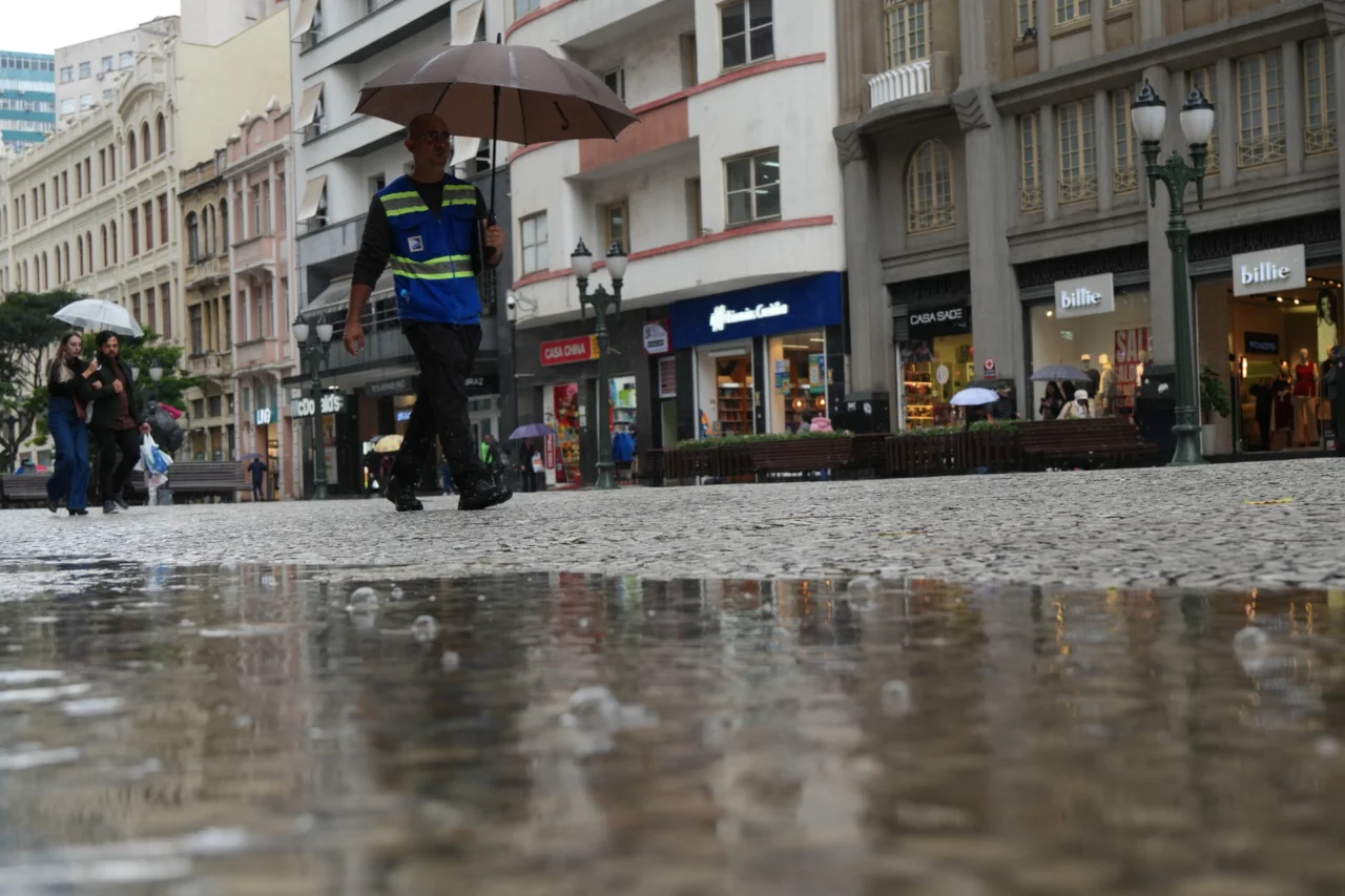 Instabilidade começa pelo Oeste e Sudoeste no sábado, avança no domingo e deve levar chuva a todas as regiões do Paraná na segunda-feira