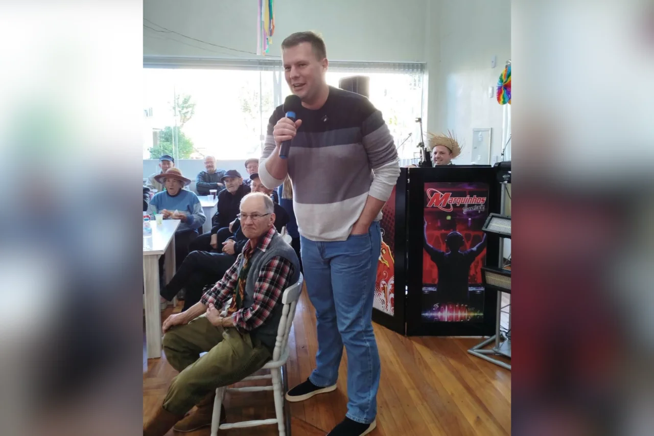 Arraial da Melhor Idade reúne mais de 400 idosos em São José do Cedro 4 Evento realizado no Centro dos Idosos reuniu mais de 400 participantes, contou com atividades juninas e escolheu Felipe de Mattos e Ivânia de Martini como Sinhô e Sinhá 2026