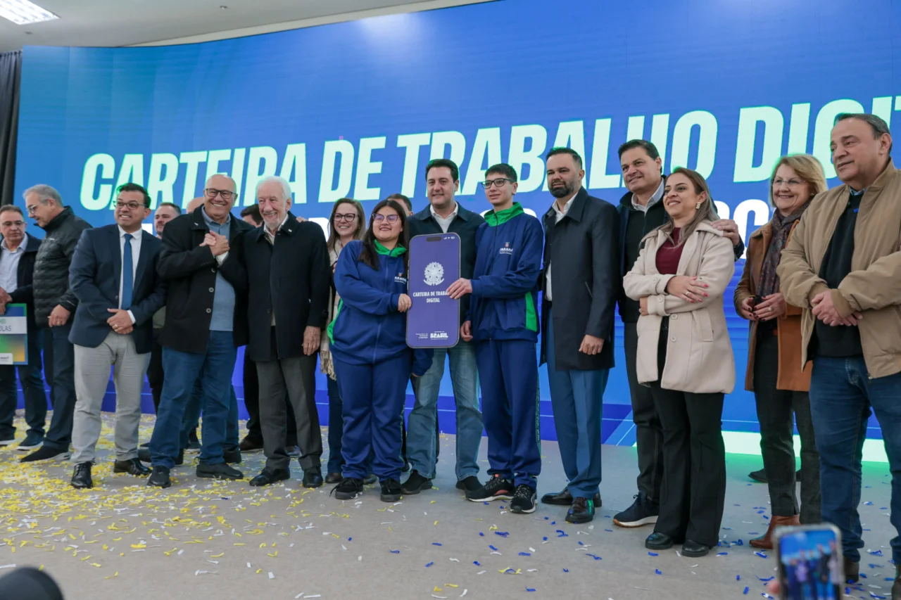Mais de 300 mil estudantes do Paraná fazem cadastro na Carteira de Trabalho Digital 3 Programa Conexão Empregabilidade cadastrou mais de 300 mil estudantes na Carteira de Trabalho Digital e na plataforma Emprega Brasil