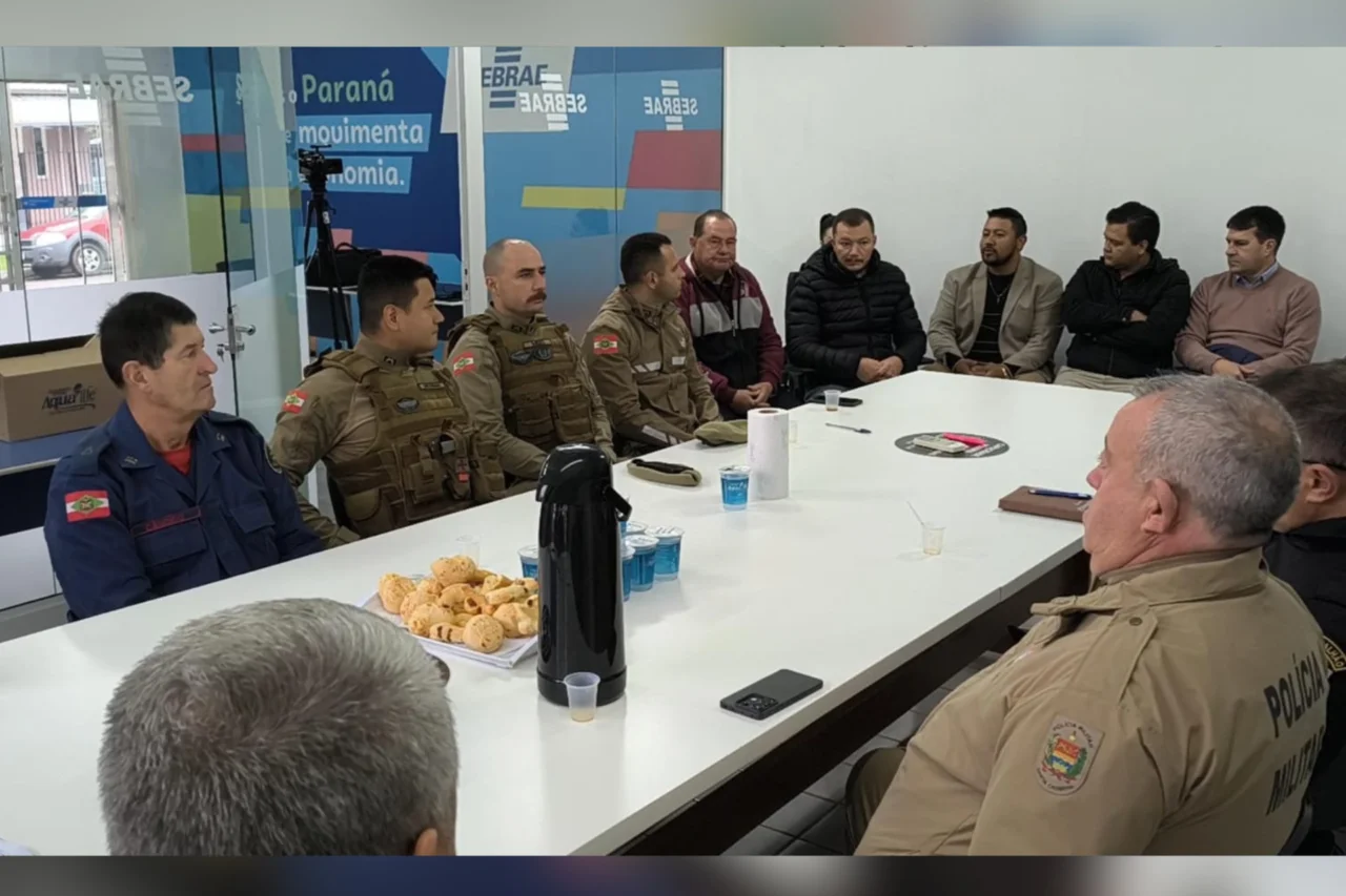 Tri Fronteira discute regras para circulação de motos elétricas 3 CONSEG/CIF reuniu autoridades, forças de segurança e representantes municipais para avaliar medidas conjuntas