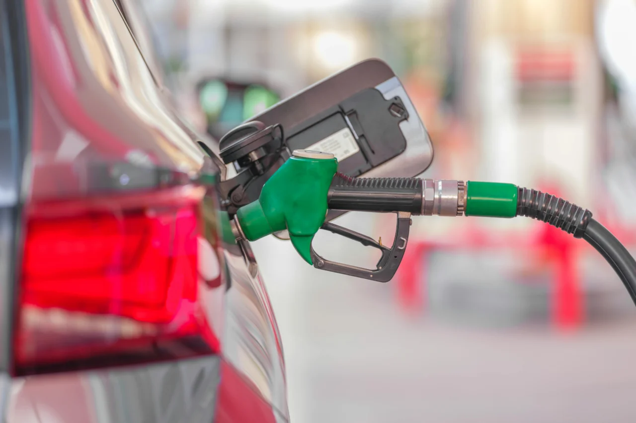 Petróleo cai quase 5% e volta a operar abaixo de US$ 90 após um mês e meio 17 Petróleo cai quase 5% e volta a operar abaixo de US$ 90 após um mês e meio